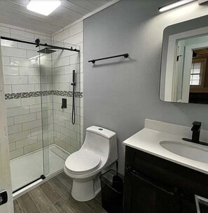 Condo, nhiều giường, lò sưởi, quang cảnh núi (1 Br Plus Loft: Whistlepunk 43) | Phòng tắm | Khăn tắm 