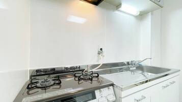 Fridge, microwave, stovetop, cookware/dishes/utensils