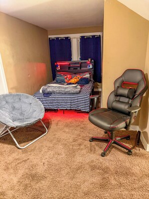 4 bedrooms, Internet, bed sheets - NFL Draft Stay Near Acrisure Stadium4BR Home with 2 Car Garage & Private Parking (Pittsburgh)