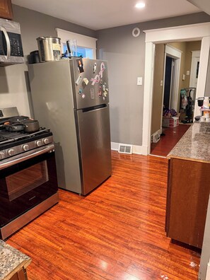Private kitchen - NFL Draft Stay Near Acrisure Stadium4BR Home with 2 Car Garage & Private Parking (Pittsburgh)