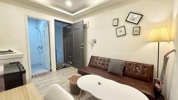 Deluxe Double Room | Living area