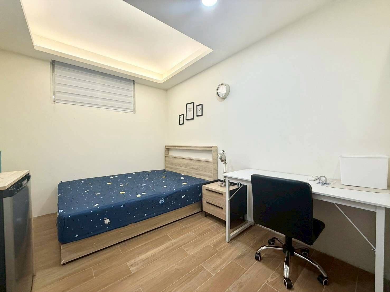Quarto casal clássico | Escrivaninha, espaço de trabalho para notebook, cortinas blackout