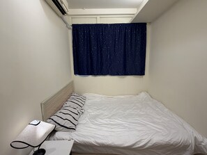 Premium fyrbäddsrum | Skrivbord, arbetsyta för laptop och mörkläggningsgardiner