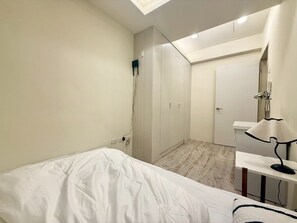 Premium fyrbäddsrum | Skrivbord, arbetsyta för laptop och mörkläggningsgardiner