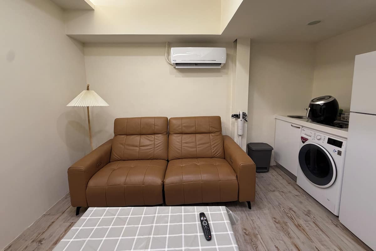 Premium Quadruple Room | Living area