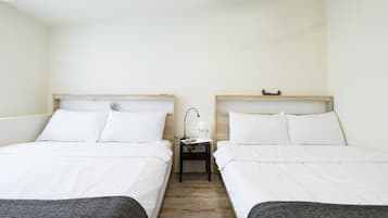 Signature Twin kamer, uitzicht op stad | Een bureau, een laptopwerkplek, verduisterende gordijnen