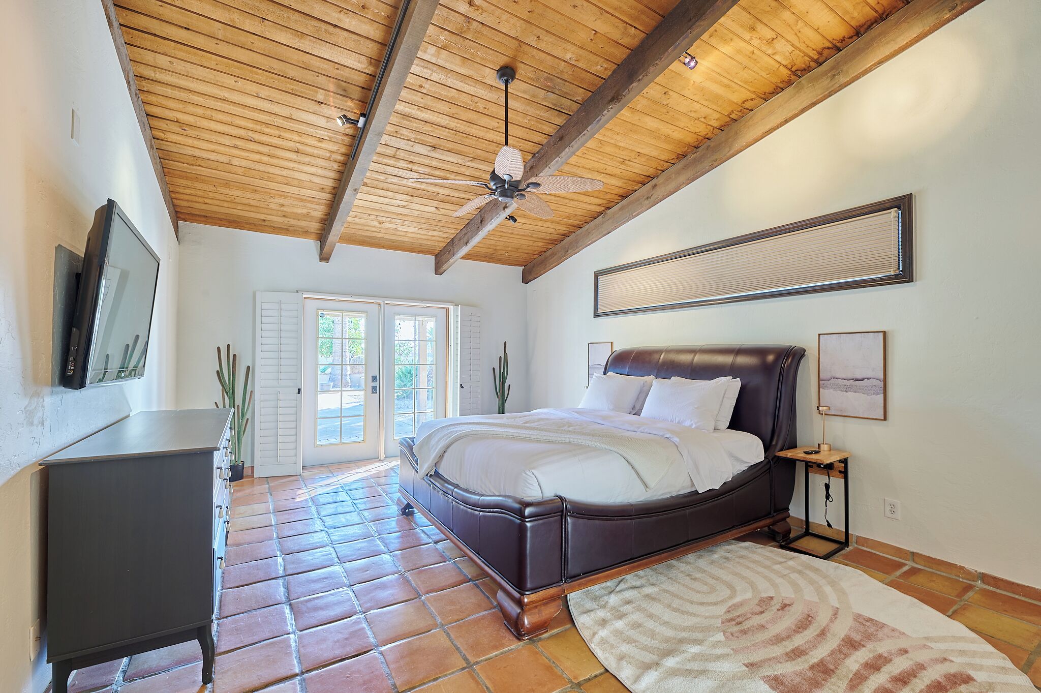 5 bedrooms, iron/ironing board, WiFi, bed sheets