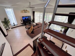 Casa, 2 quartos, varanda | Sala de estar | Livros
