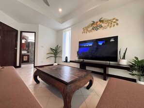 Casa, 2 quartos, varanda | Área de estar | Livros