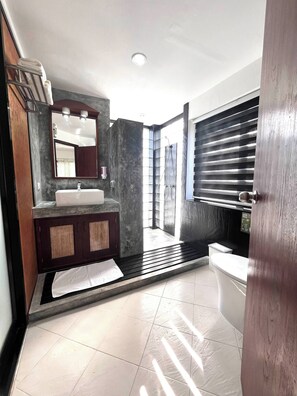 Maison, 2 chambres, patio | Salle de bain