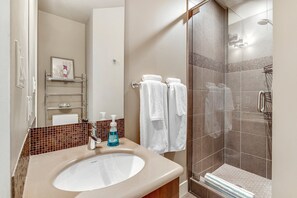 Shower, hair dryer, towels, toilet paper - 3 Bed 3 bath Penthouse on Mara, Pool, Gym, Steam room (Sicamous)