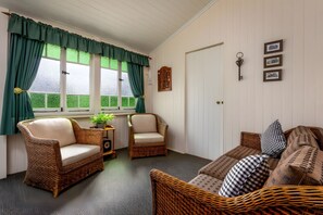TV, fireplace, DVD player, video library - Historic Elegance in the Heart of Wine Country - Dillons Cottage Stanthorpe! (Stanthorpe)