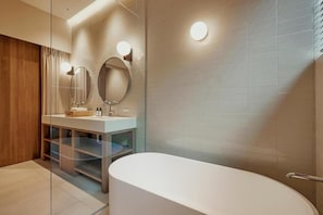 Bañera y ducha independientes, artículos de tocador gratuitos