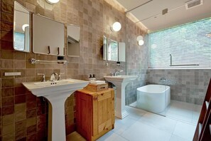 Basic tvåbäddsrum - balkong - utsikt mot trädgården | Badrum