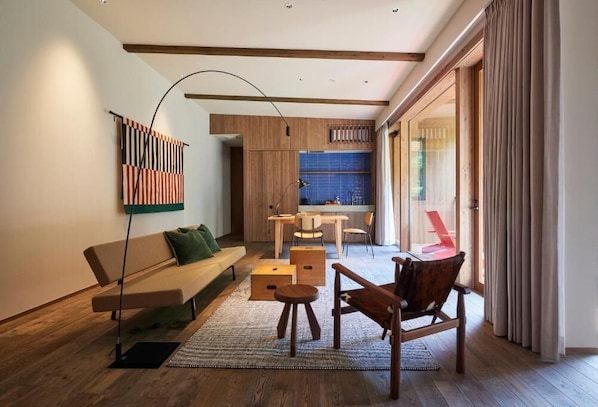 Basic-Zweibettzimmer, Balkon, Gartenblick | Wohnbereich