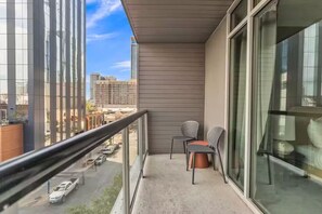 Property grounds - Perfectly Located 2 BR Apt. in Downtown Austin (Austin)