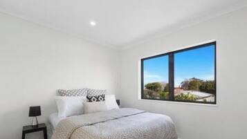 4 bedrooms, iron/ironing board, WiFi, bed sheets