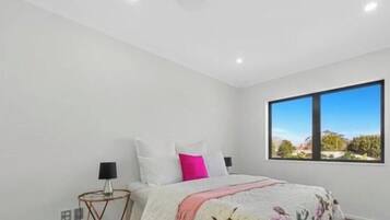 4 bedrooms, iron/ironing board, WiFi, bed sheets