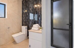 Bathroom - SkyStop Auckland Stylish Living (Auckland)
