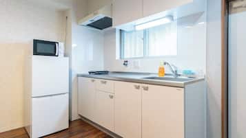 Apartment(d02), Non Smoking | Private kitchen | Fridge, microwave, stovetop, electric kettle