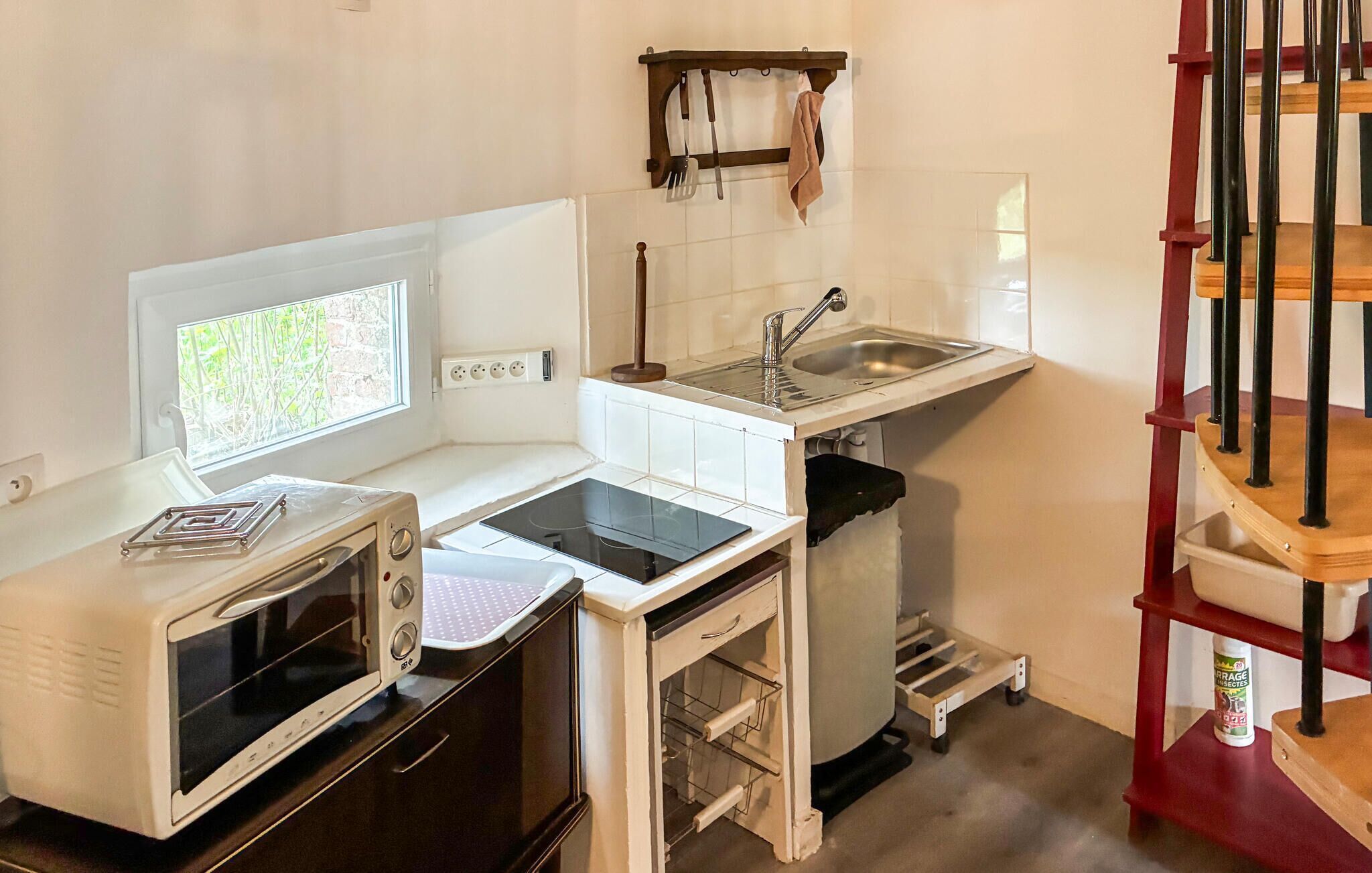 Refrigerador, microondas, parrilla de estufa y cafetera y tetera 
