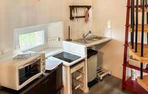 Kühlschrank, Mikrowelle, Herdplatte, Wasserkocher mit Kaffee-/Teezubehör