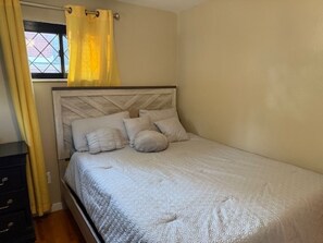 3 slaapkamers, een strijkplank/strijkijzer, wifi, beddengoed