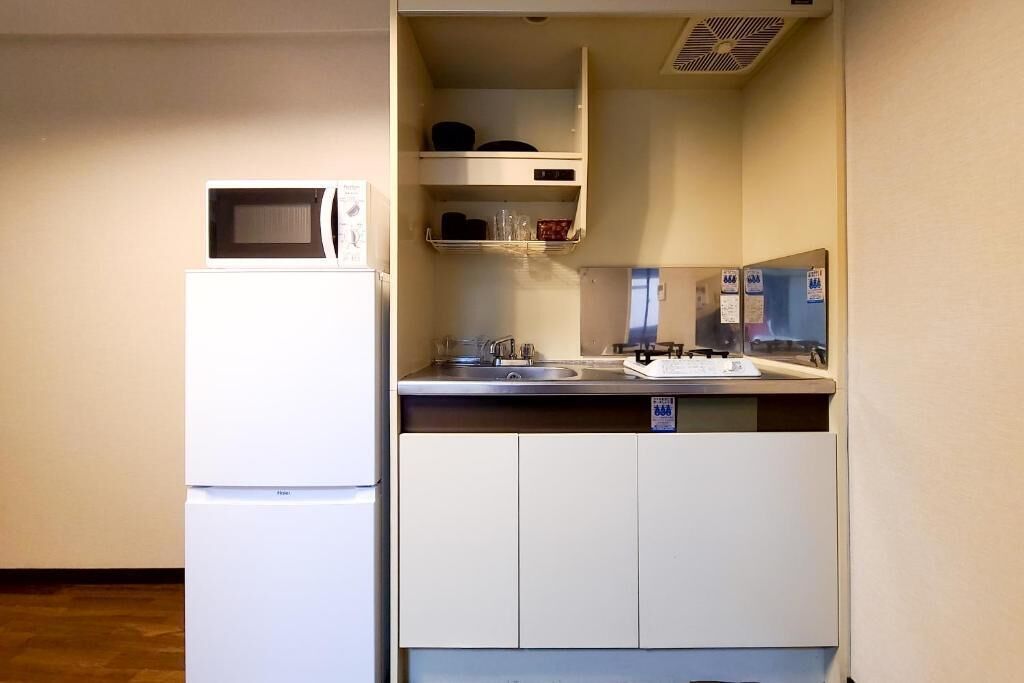 Fridge, microwave, stovetop, cookware/dishes/utensils
