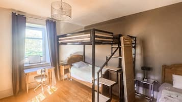5 bedrooms, iron/ironing board, free WiFi