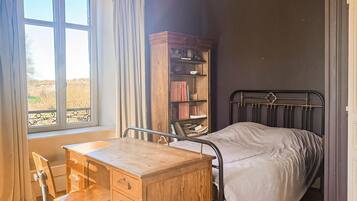 5 bedrooms, iron/ironing board, free WiFi