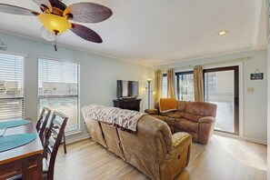 Living area - Oceanview condo with pool, private deck, close to beach & golf (Myrtle Beach)