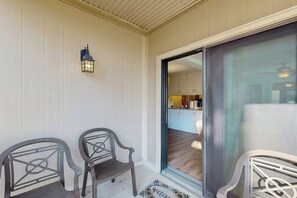 Terrace/patio - Oceanview condo with pool, private deck, close to beach & golf (Myrtle Beach)