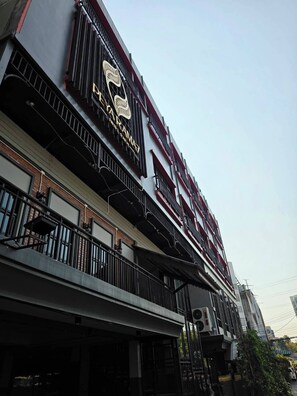 Exterior detail - Peya Rama-7 (Tambon Bang Kruai)