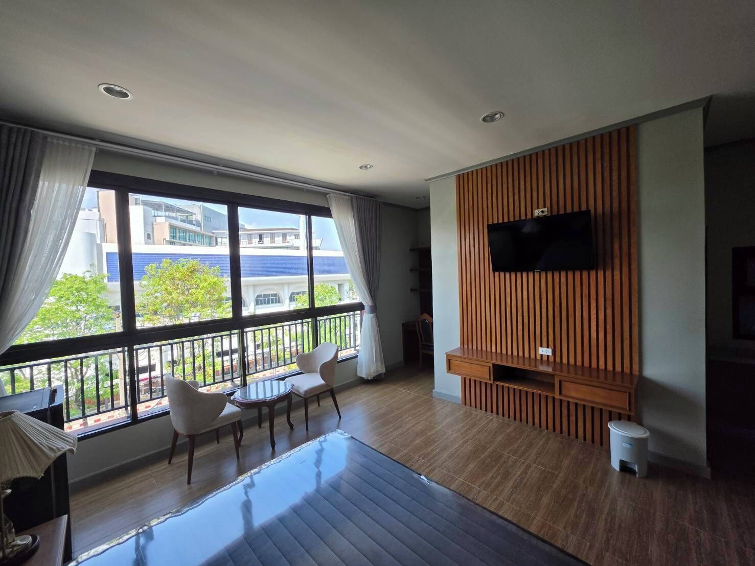 Double Room, City View | Living area