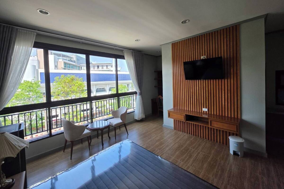 Double Room, City View | Living area