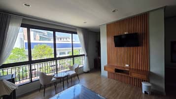 Double Room, City View | Living area