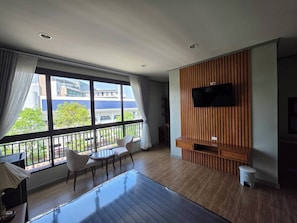 Double Room, City View | Living area