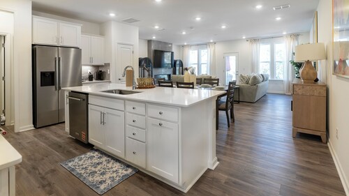 Charming 3-bedroom townhome with 2 car garage in vibrant Charlotte.