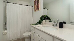 Haartrockner, Handtücher, Seife, Toilettenpapier