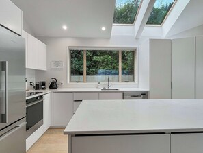 Fridge, microwave, oven, stovetop - Luxury Stay with Lake & Mountain Views (Queenstown)
