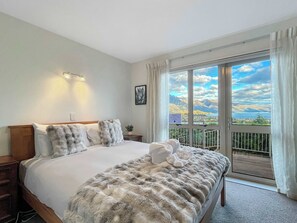 3 bedrooms, desk, iron/ironing board, WiFi - Luxury Stay with Lake & Mountain Views (Queenstown)
