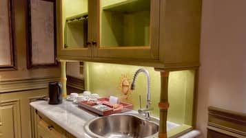 Deluxe Quadruple Room | Interior