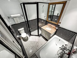 Family Quadruple Room, Courtyard View | Bathroom - Napas.manor (Yilan County)