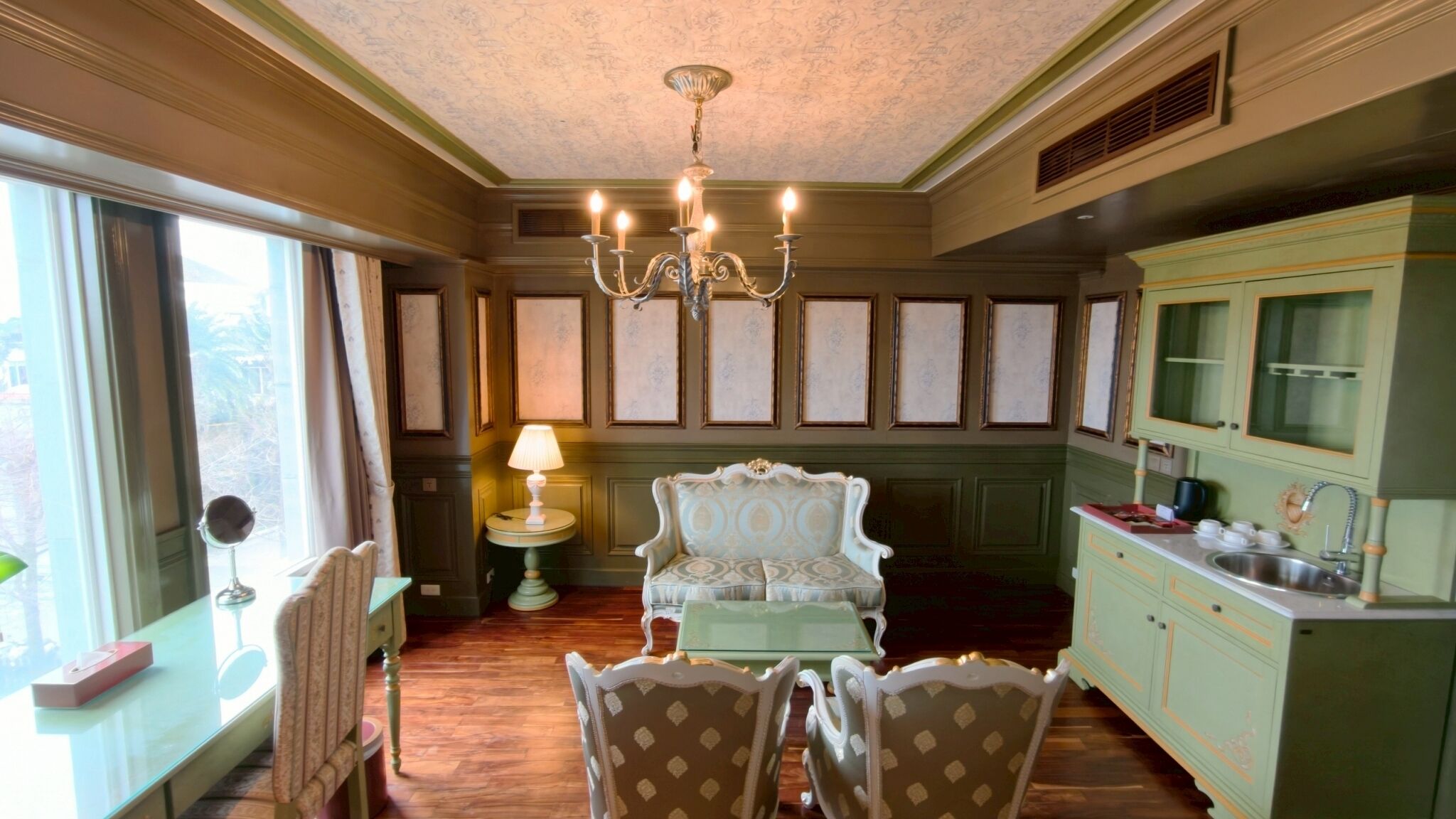 Exclusive Quadruple Room | Living area