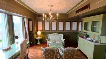Exclusive Quadruple Room | Living area