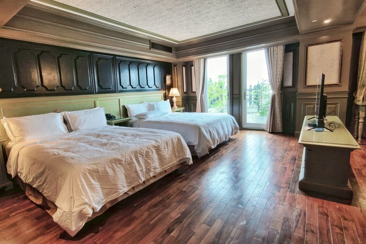 Exclusive Quadruple Room | Blackout drapes, WiFi (free)