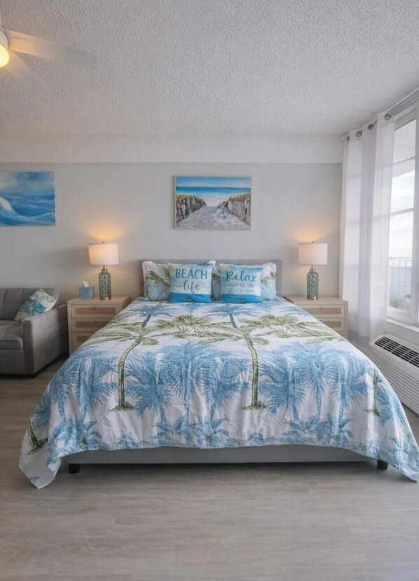 Room - Enjoyable pool  condo in charming Daytona Beach with cool AC (Daytona Beach)