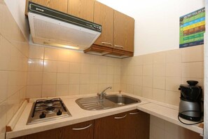 Fridge, coffee/tea maker, cookware/dishes/utensils, dining tables - Apartment Dunato Anita (Silo - island Krk)