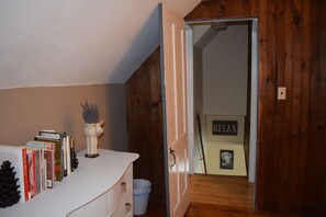 Interior - Adorable 3-bedroom cottage in peaceful Newbury perfect for relaxing getaway (Newbury)