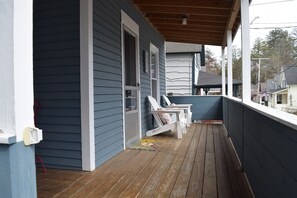 Terrace/patio - Adorable 3-bedroom cottage in peaceful Newbury perfect for relaxing getaway (Newbury)